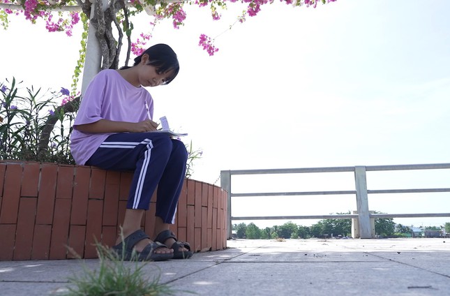 Chuyện bé Huỳnh Yến mồ côi mẹ, cha ngoài 60 tuổi bốc vác nuôi hai con