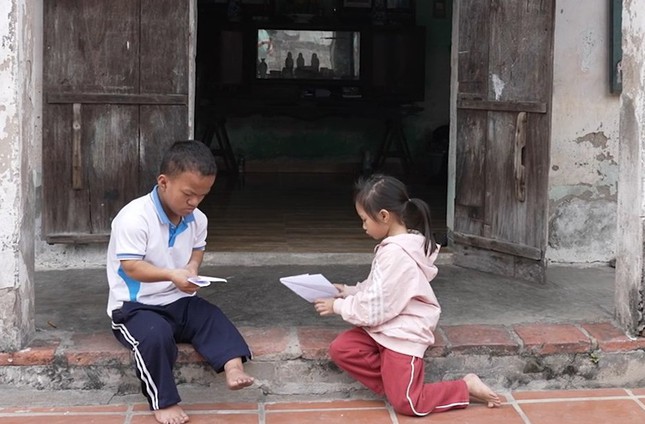 Mái ấm gia đình Việt: Chồng qua đời, người vợ bệnh tật gồng gánh nuôi ba con nhỏ