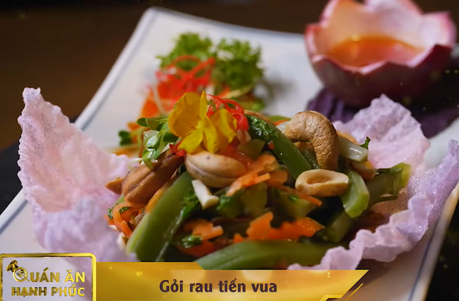 Quán ăn hạnh phúc: Gỏi rau tiến Vua độc đáo với sốt chanh dây