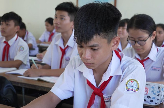 Khải Minh sống nhờ 10 năm, mong sớm thành tài để chữa bệnh cho mẹ