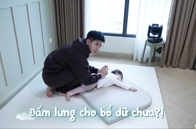 "Mẹ vắng nhà, ba là siêu nhân": MC Mạnh Cường "tiền đình" vì thử thách oái oăm của vợ