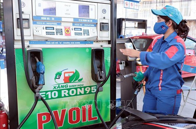 Người tiêu dùng dần quen với xăng E10