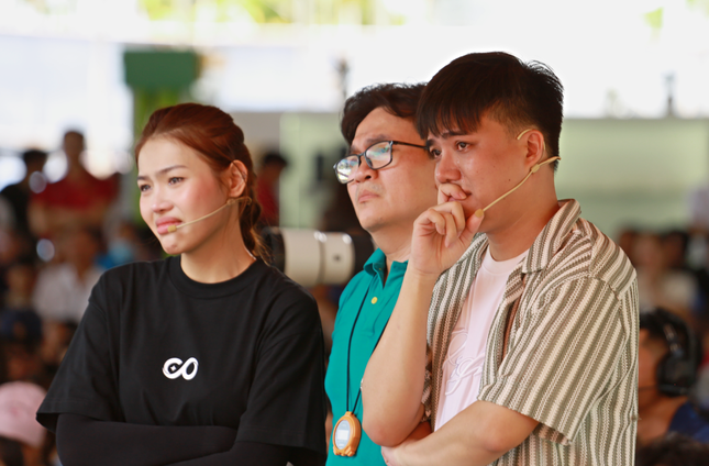 Duy Khương bật khóc trước cậu bé mồ côi mẹ, không biết cha là ai