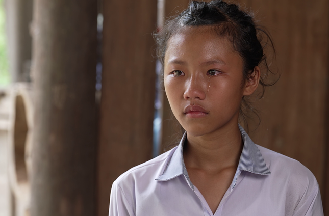 Mái ấm gia đình Việt: Bé gái mồ côi chỉ mong có tiền chữa mắt cho bà