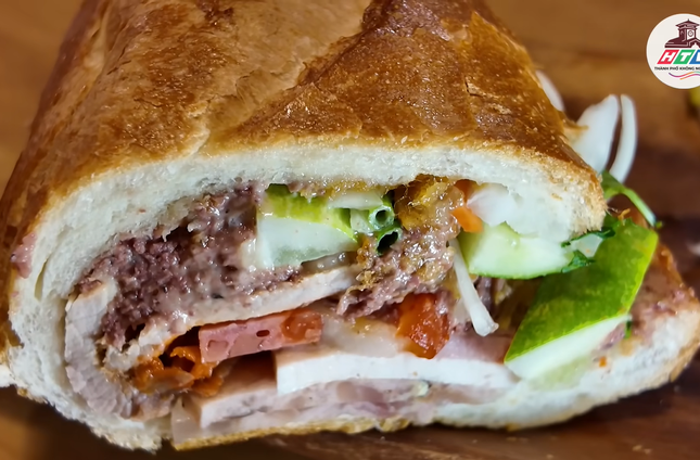 Bánh mì Huynh Hoa: Ổ bánh mì đắt đỏ bậc nhất TP có gì?