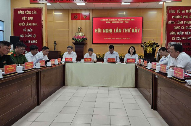 Phường Phú Định đẩy mạnh chuyển đổi số, giải quyết kiến nghị của người dân