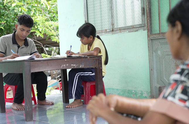 Anh em Raglai vừa học vừa làm chăm mẹ ung thư | Mái ấm gia đình Việt