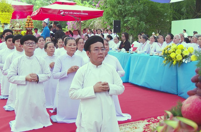 Tín đồ Cao Đài TP. Hồ Chí Minh cầu siêu anh hùng liệt sĩ tại Công viên Lê Thị Riêng
