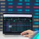 Bắt sóng thị trường 15/10: Vàng giảm, USD tăng, VN-Index nối dài chuỗi giảm | NewZMoney