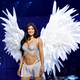 Victoria’s Secret Fashion Show 2026 biến hóa sàn diễn với bốn mùa