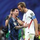 Argentina ngược dòng kịch tính trước Anh, tái đấu Tây Ban Nha ở chung kết