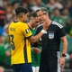 Vì sao FIFA mạnh tay với hành vi "che miệng" khi tranh cãi trên sân?