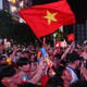 Biển người và cờ hoa rực rỡ ăn mừng chức vô địch AFF Cup 2026