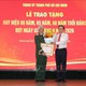 Chủ tịch Quốc hội trao Huy hiệu Đảng tặng các đồng chí lão thành cách mạng