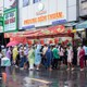 Tiệm tăng giá bánh Trung thu, khách vẫn đội mưa chờ đến lượt