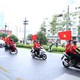 Hòa vào sắc đỏ rợp trời, dòng người rạng rỡ đón Tết Độc lập